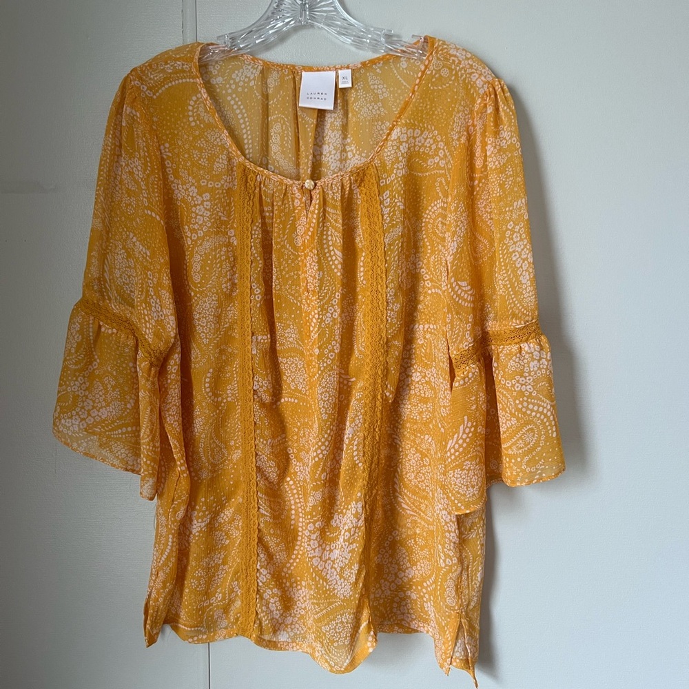 LAUREN CONRAD blouse top.
Size: XL
Yellow/white pattern